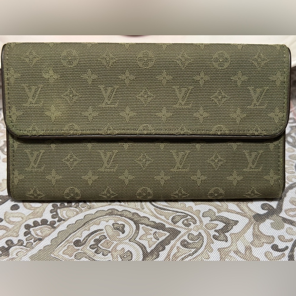 🎉 SOLD 🎉 LV Monogram Green Mini Lin International Wallet